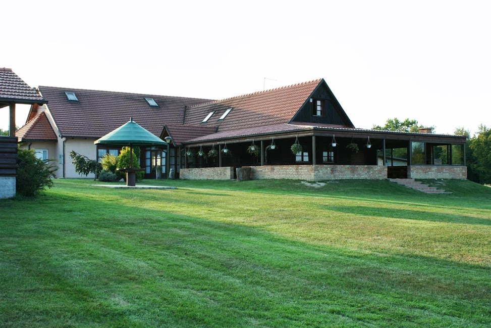 Ključić Brdo excursion venue surrounded by a spacious green lawn