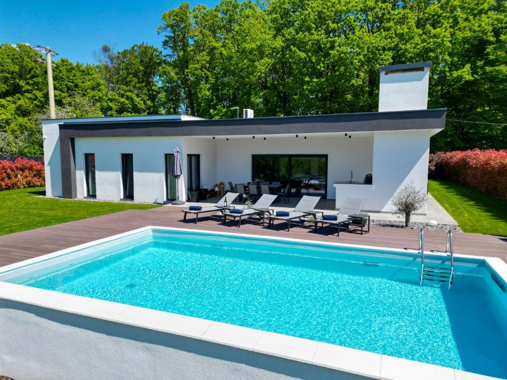 Private heated pool and Villa Tomaté in Krušak